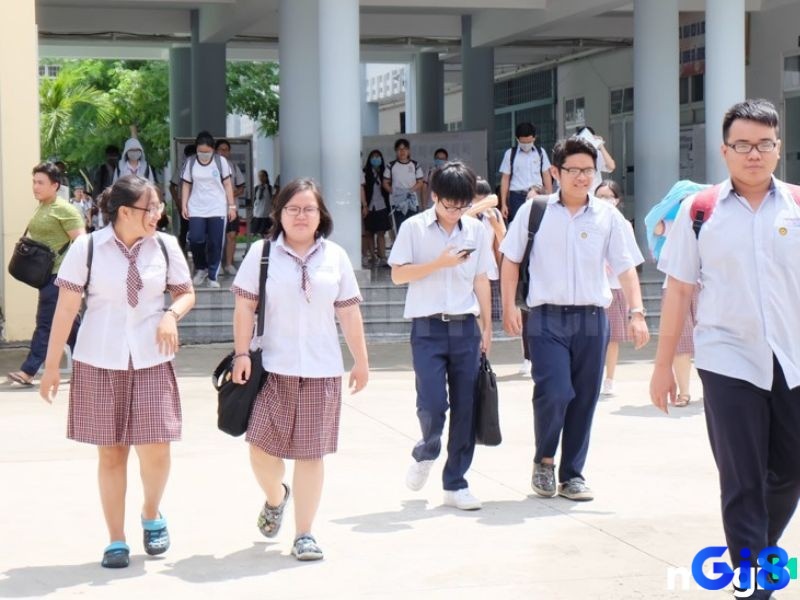 Tìm hiểu chi tiết về những điềm báo khi nằm mơ thấy đi học đánh số mấy nhé
