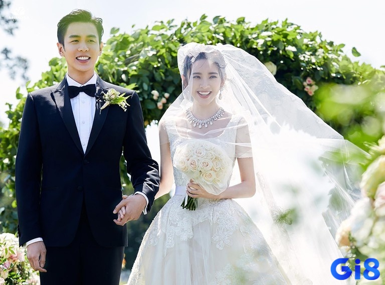 Hình ảnh một cặp đôi vui vẻ trong lễ cưới, thể hiện tình yêu và sự cam kết bền vững